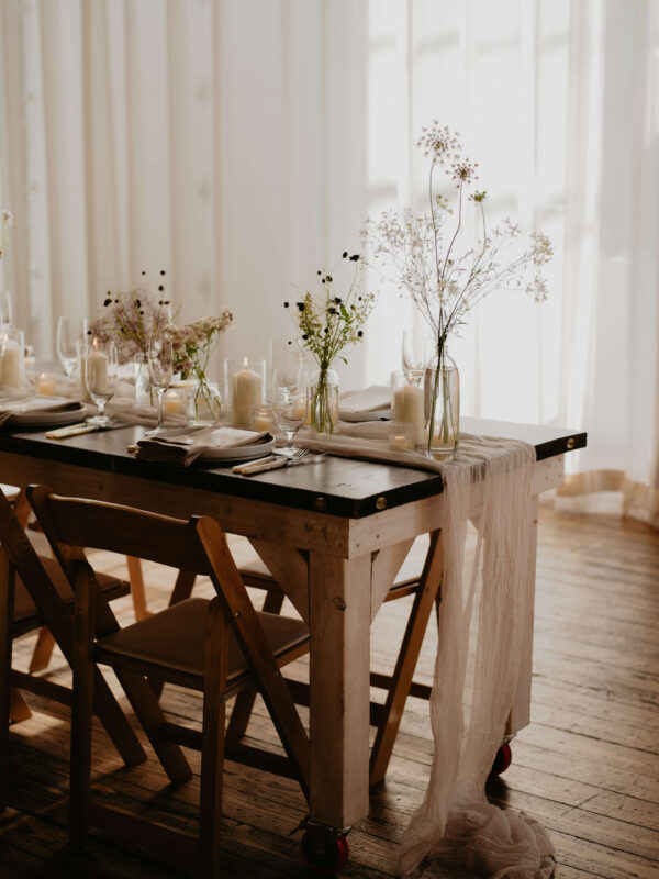 Wedding table with bud vases